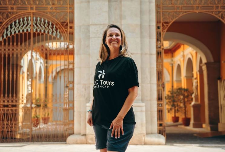 Aline Navarro, guia de turismo oficial em Valência, durante um tour histórico com turistas do Brasil.